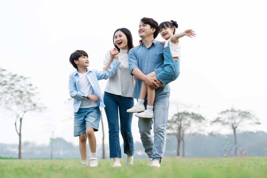 一家人共同前行,呈现为孩子选择财富规划工具的长期家庭主题